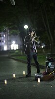 夜道でトロンボーンを吹くハマケン。(c) メ～テレ