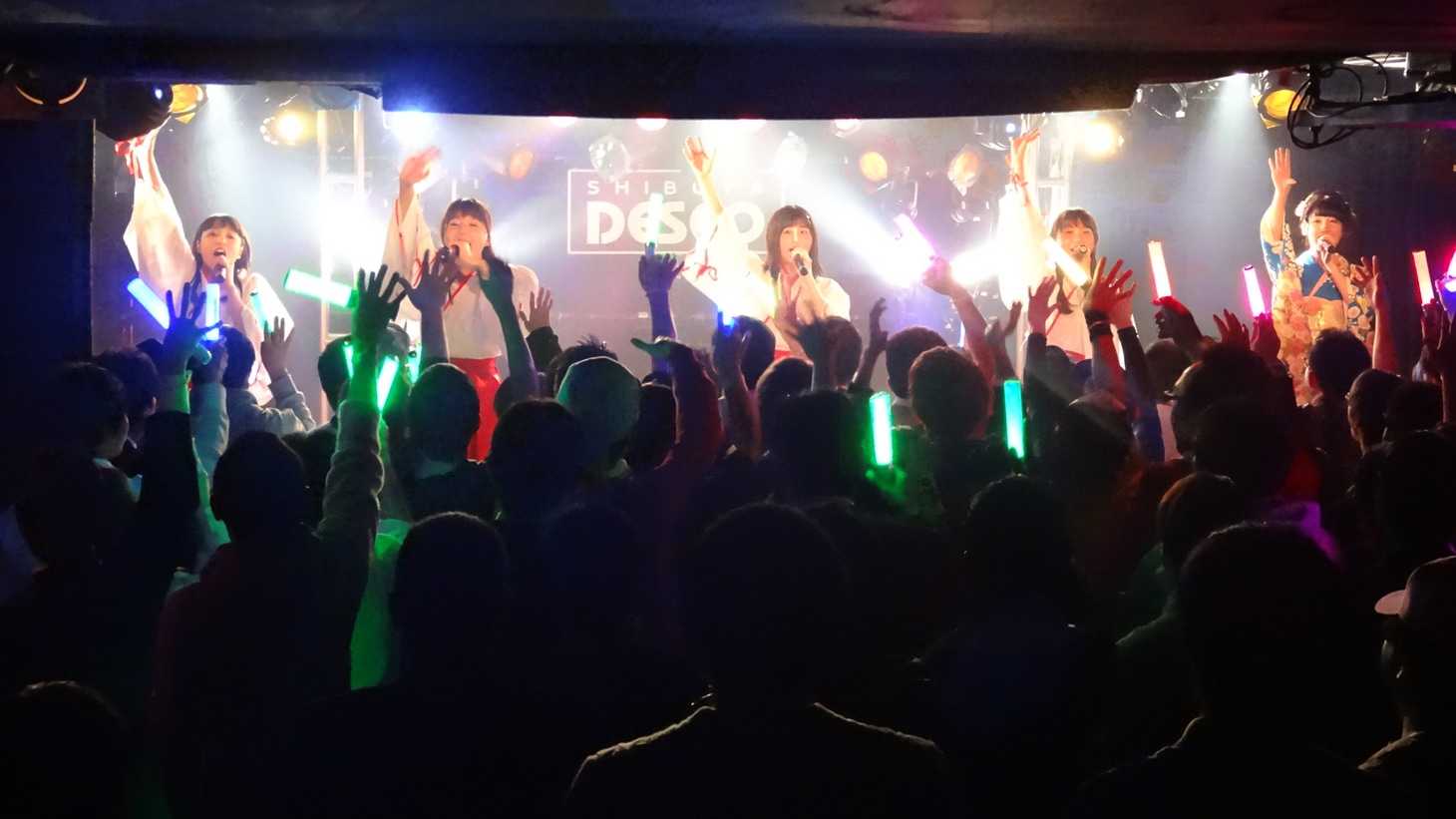 転校少女歌撃団によるライブの様子。（写真提供：エー・プラス）