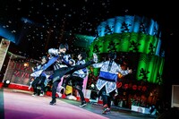 シャボン玉と戯れるサンダードラゴン。（撮影：M.キセキ）