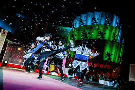 シャボン玉と戯れるサンダードラゴン。（撮影：M.キセキ）