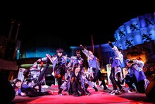 ジョジョ立ちをするSUPER★DRAGON。（撮影：M.キセキ）