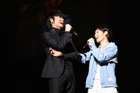 左から綾野剛、TAKUYA∞（Vo / UVERworld）。