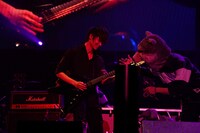 左から綾野剛、Jean-Ken Johnny（MAN WITH A MISSION / G, Vo）