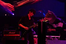 左から綾野剛、Jean-Ken Johnny（MAN WITH A MISSION / G, Vo）