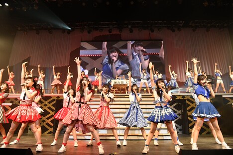 AKB48チーム8によるライブの様子。(c)AKS