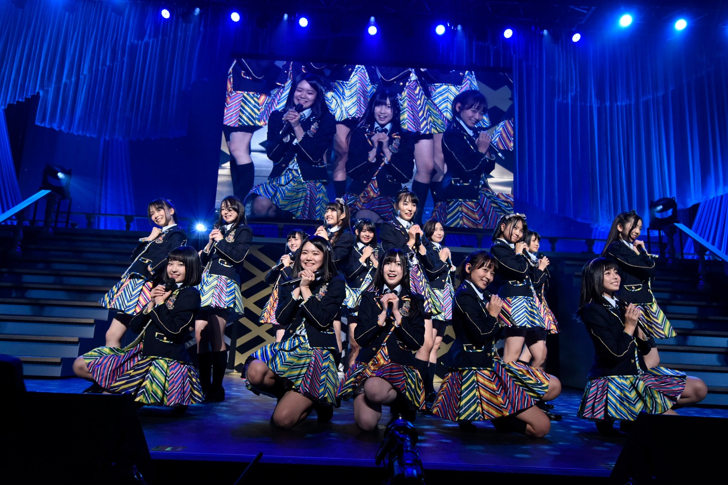 AKB48チーム8によるライブの様子。(c)AKS