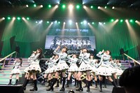 AKB48チーム8によるライブの様子。(c)AKS