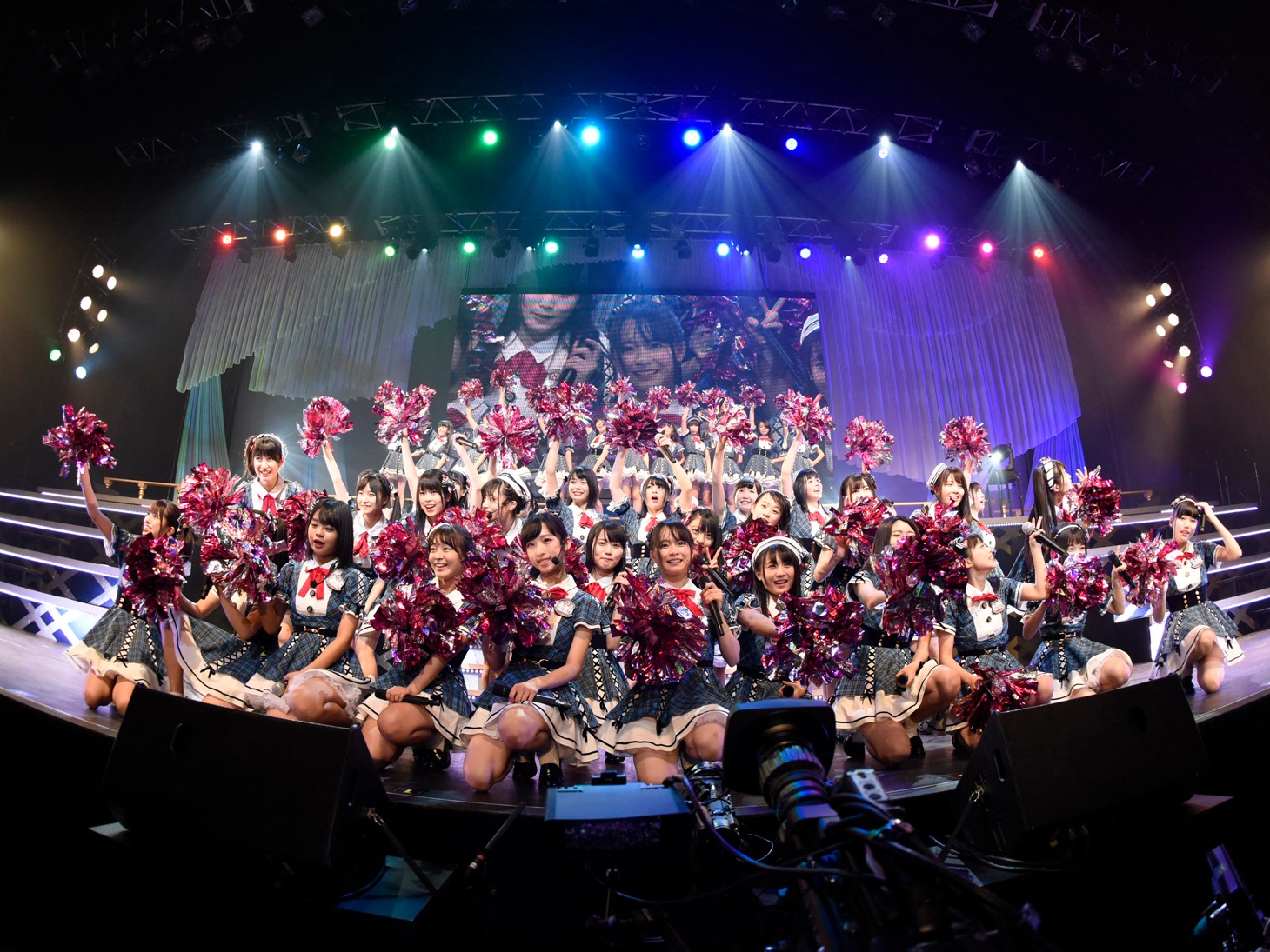 AKB48チーム8によるライブの様子。(c)AKS