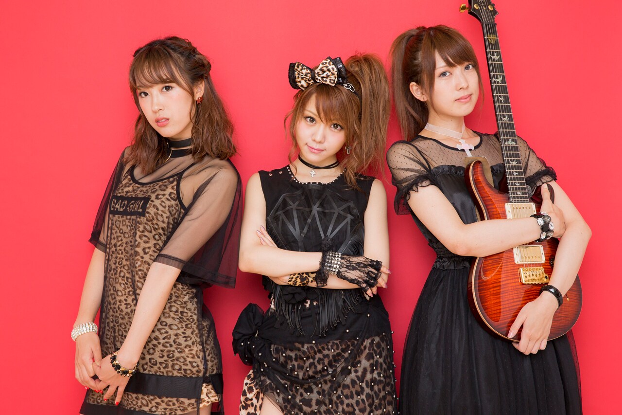 LoVendoЯ。左から岡田万里奈（Vo）、田中れいな（Vo）、宮澤茉凜（G）。