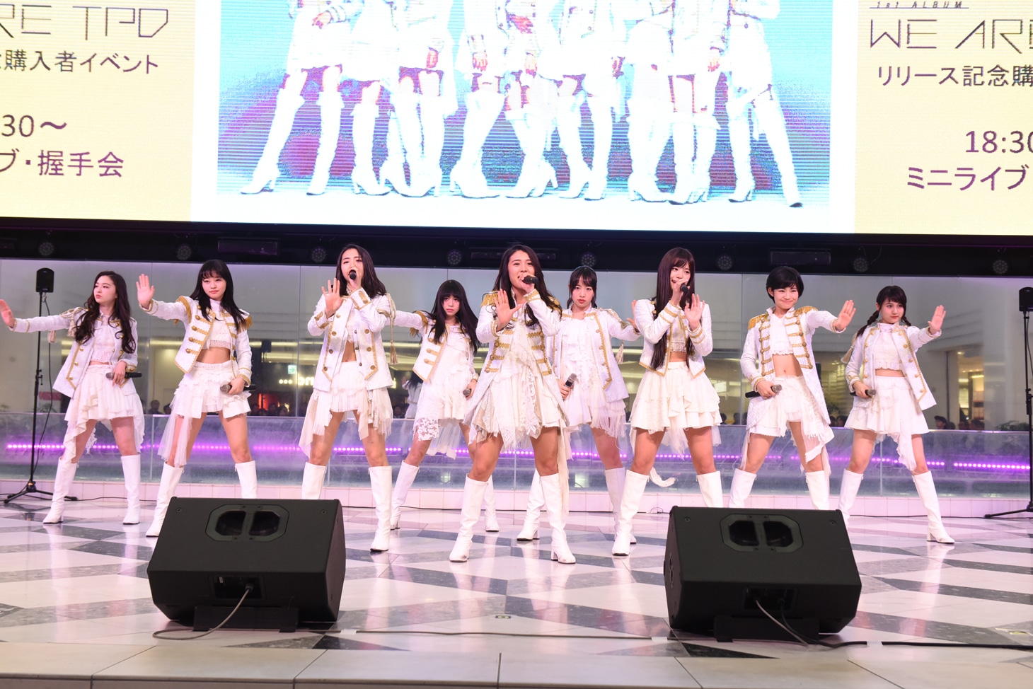 東京パフォーマンスドール「WE ARE TPD」発売記念イベントのミニライブの様子。
