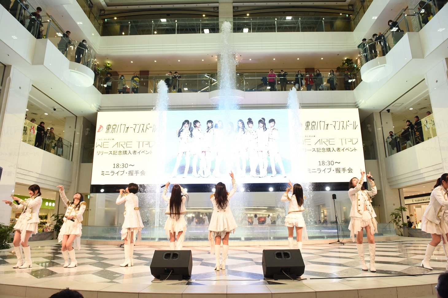 東京パフォーマンスドール「WE ARE TPD」発売記念イベントのミニライブの様子。