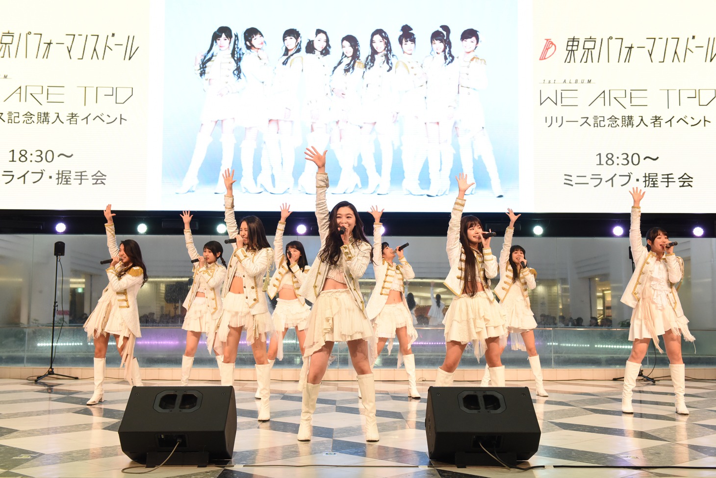 東京パフォーマンスドール「WE ARE TPD」発売記念イベントのミニライブの様子。