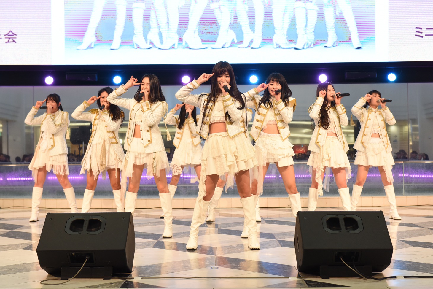 東京パフォーマンスドール「WE ARE TPD」発売記念イベントのミニライブの様子。