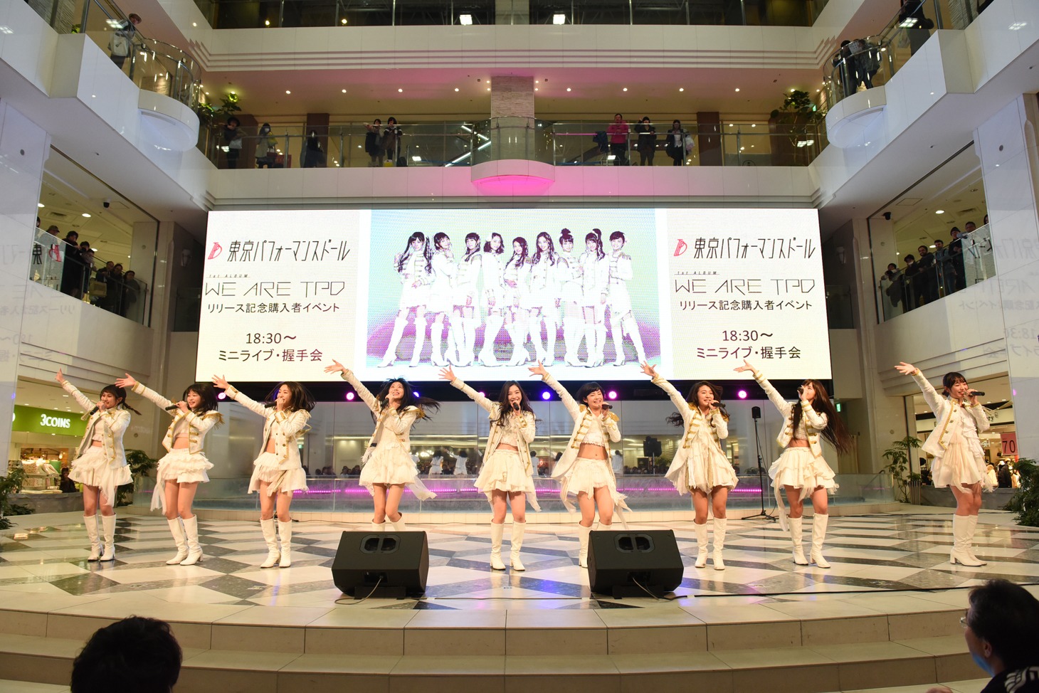 東京パフォーマンスドール「WE ARE TPD」発売記念イベントのミニライブの様子。