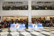 ミニライブ終了後の記念撮影の様子。