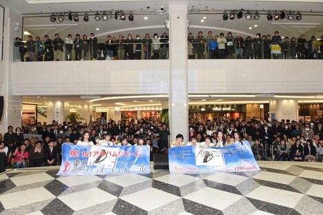 ミニライブ終了後の記念撮影の様子。