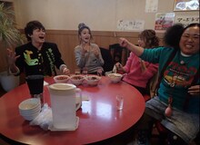 「旅ずきんちゃん」ロケのワンシーン。左から小林豊（BOYS AND MEN）、みちょぱ、鈴木奈々、江上敬子（ニッチェ）。(c)CBC