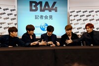 自慢のポーズを披露する順番をじゃんけんで決めるB1A4。