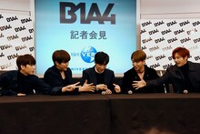 自慢のポーズを披露する順番をじゃんけんで決めるB1A4。