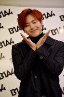 シヌゥは「笑ったときの目元」をアピール。