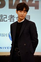 ジニョンは「じっと見つめるときのソフトなまなざし」を見せる。