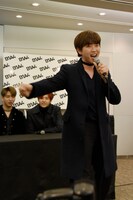 サンドゥルは自身が出演したミュージカルを再現。