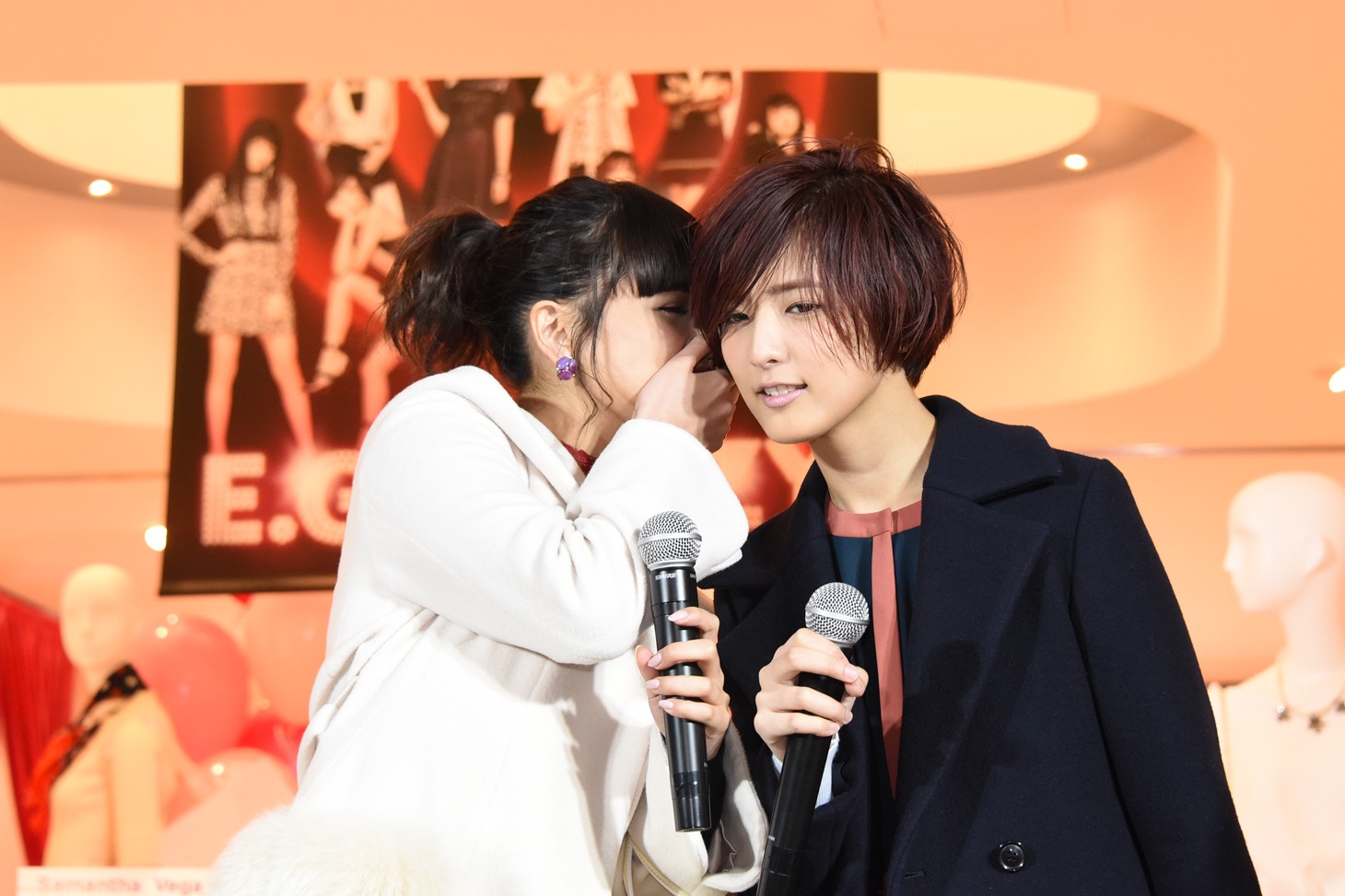「春の新作バッグのキャッチフレーズを30秒で考える」というミッションについて相談する藤井姉妹。