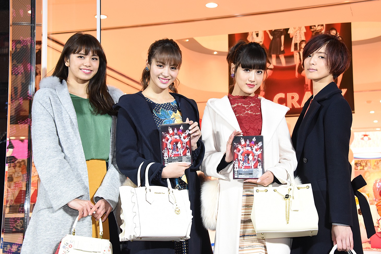 左から佐藤晴美、楓、藤井夏恋、藤井萩花。
