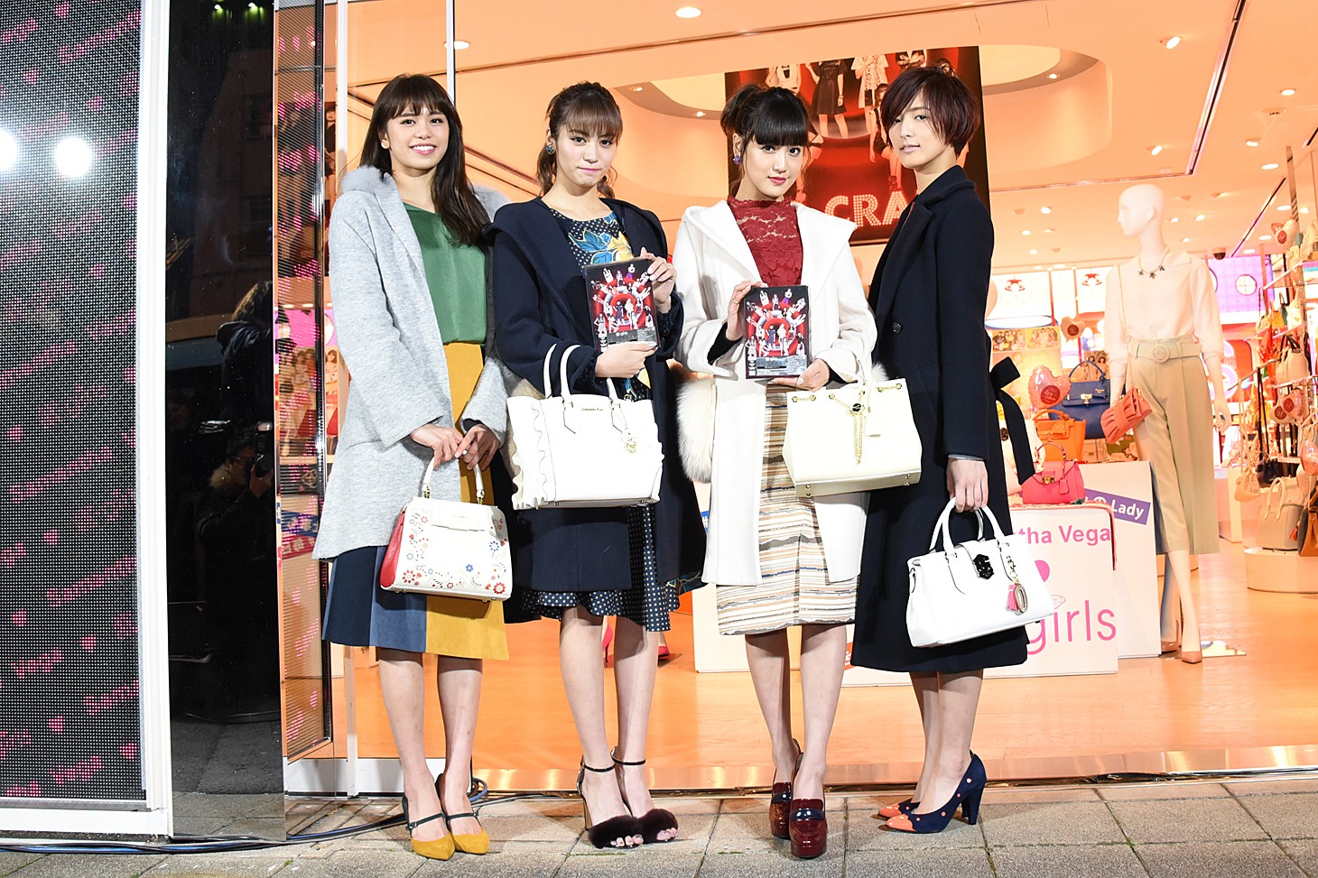 左から佐藤晴美、楓、藤井夏恋、藤井萩花。