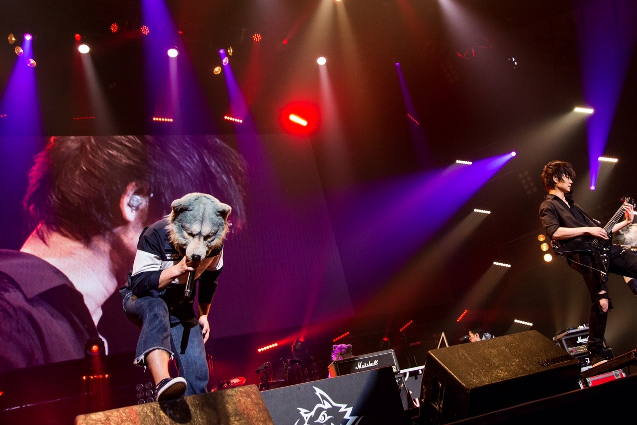 左からTokyo Tanaka（Vo / MAN WITH A MISSION）、綾野剛。（Photo by Daisuke Sakai [FYD inc.]）