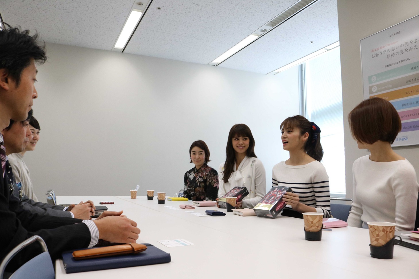 会議中の佐藤晴美と楓。
