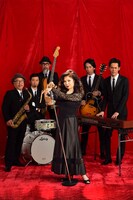 八代亜紀とバンドメンバー。（撮影：三浦憲治）