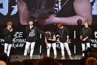 泣き崩れる大野雄大（中央）と、彼を見守るメンバー。（撮影：田中聖太郎）