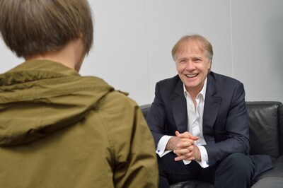 まらしぃとリチャード・クレイダーマンの対談の様子。