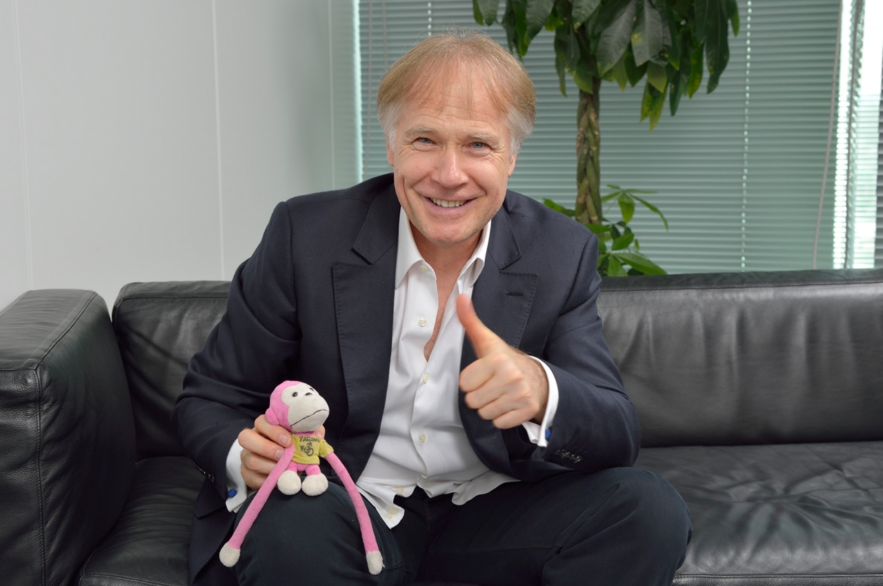 まらしぃのトレードマークである猿のぬいぐるみを持ったリチャード・クレイダーマン。
