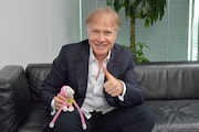 まらしぃのトレードマークである猿のぬいぐるみを持ったリチャード・クレイダーマン。