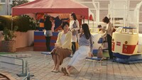 リクナビNEXTのテレビCM「続・応援歌 屋上遊園地」編のワンシーン。