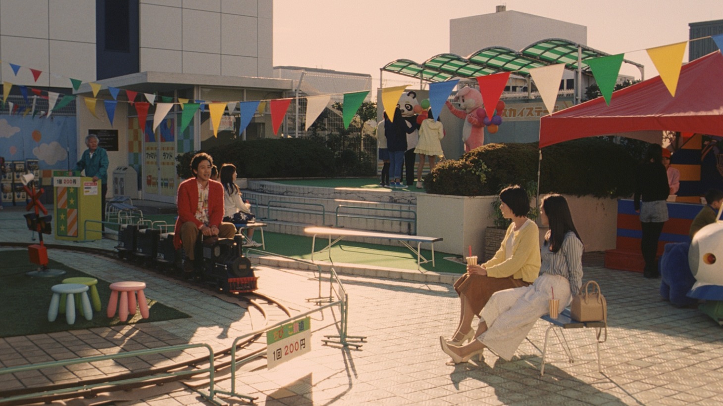 リクナビNEXTのテレビCM「続・応援歌 屋上遊園地」編のワンシーン。