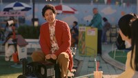 リクナビNEXTのテレビCM「続・応援歌 屋上遊園地」編のワンシーン。