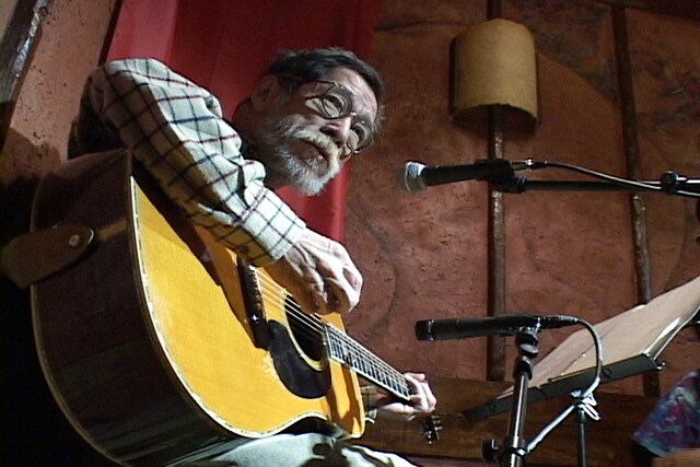 「まるでいつもの夜みたいに ～高田渡 東京ラストライブ～」のワンシーン。