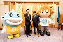 左からキャッフィー、三日月大造滋賀県知事、西川貴教（T.M.Revolution）、タボくん。