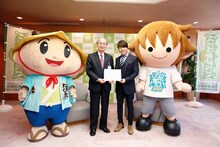 左からたび丸、橋川渉草津市長、西川貴教（T.M.Revolution）、タボくん。