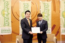 三日月大造滋賀県知事と西川貴教（T.M.Revolution）。