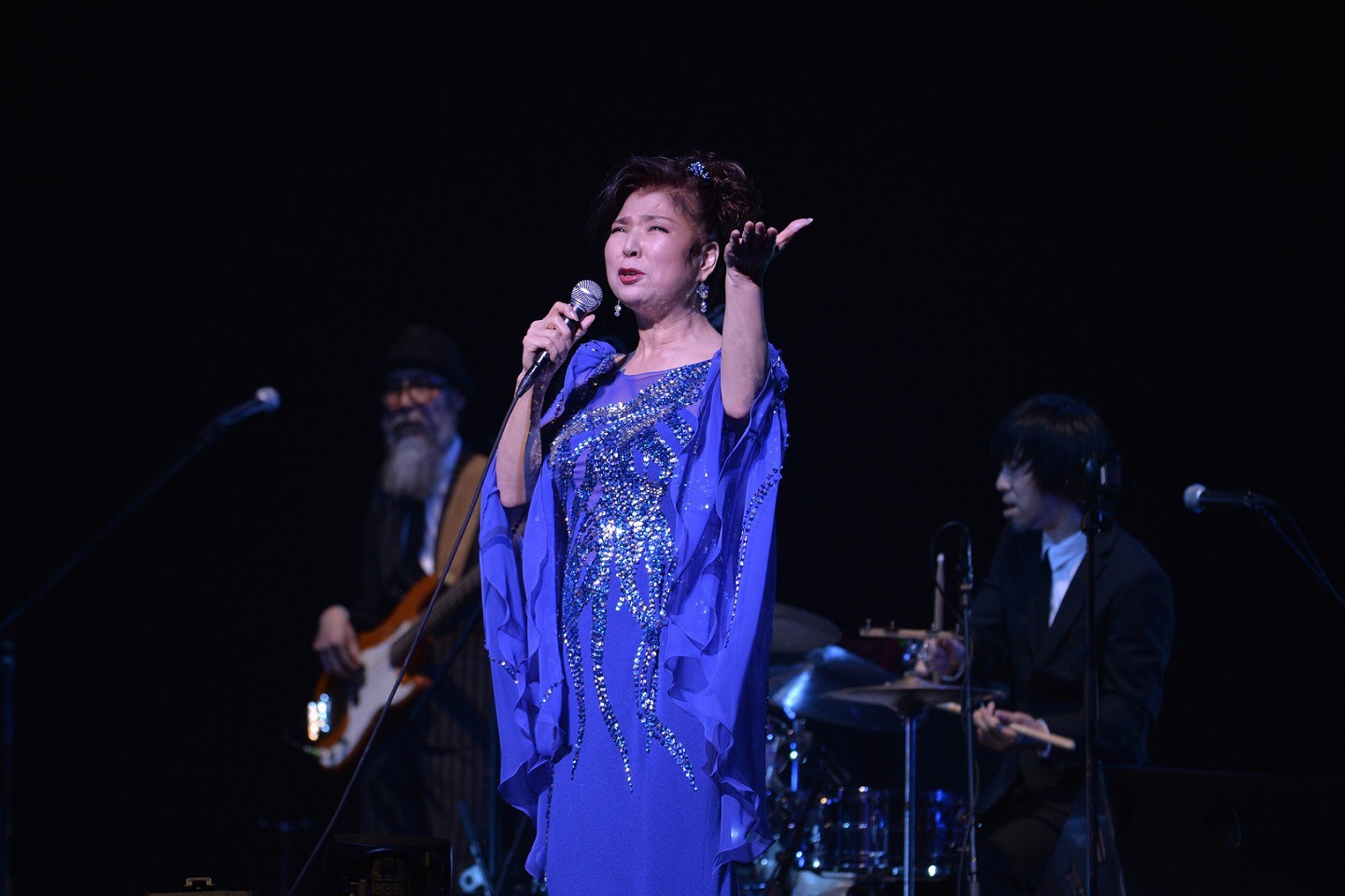 「八代亜紀 2016 AIUTA presented by 積水ハウス」ステラボール公演の様子。（撮影：三浦憲治）