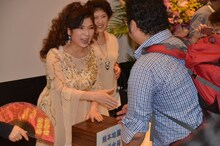 「八代亜紀 2016 AIUTA presented by 積水ハウス」ステラボール公演での募金活動の様子。（撮影：三浦憲治）