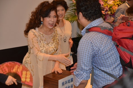 「八代亜紀 2016 AIUTA presented by 積水ハウス」ステラボール公演での募金活動の様子。（撮影：三浦憲治）