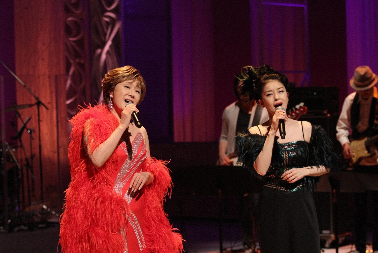 左から小林幸子、藤あや子。 (c)フジテレビ