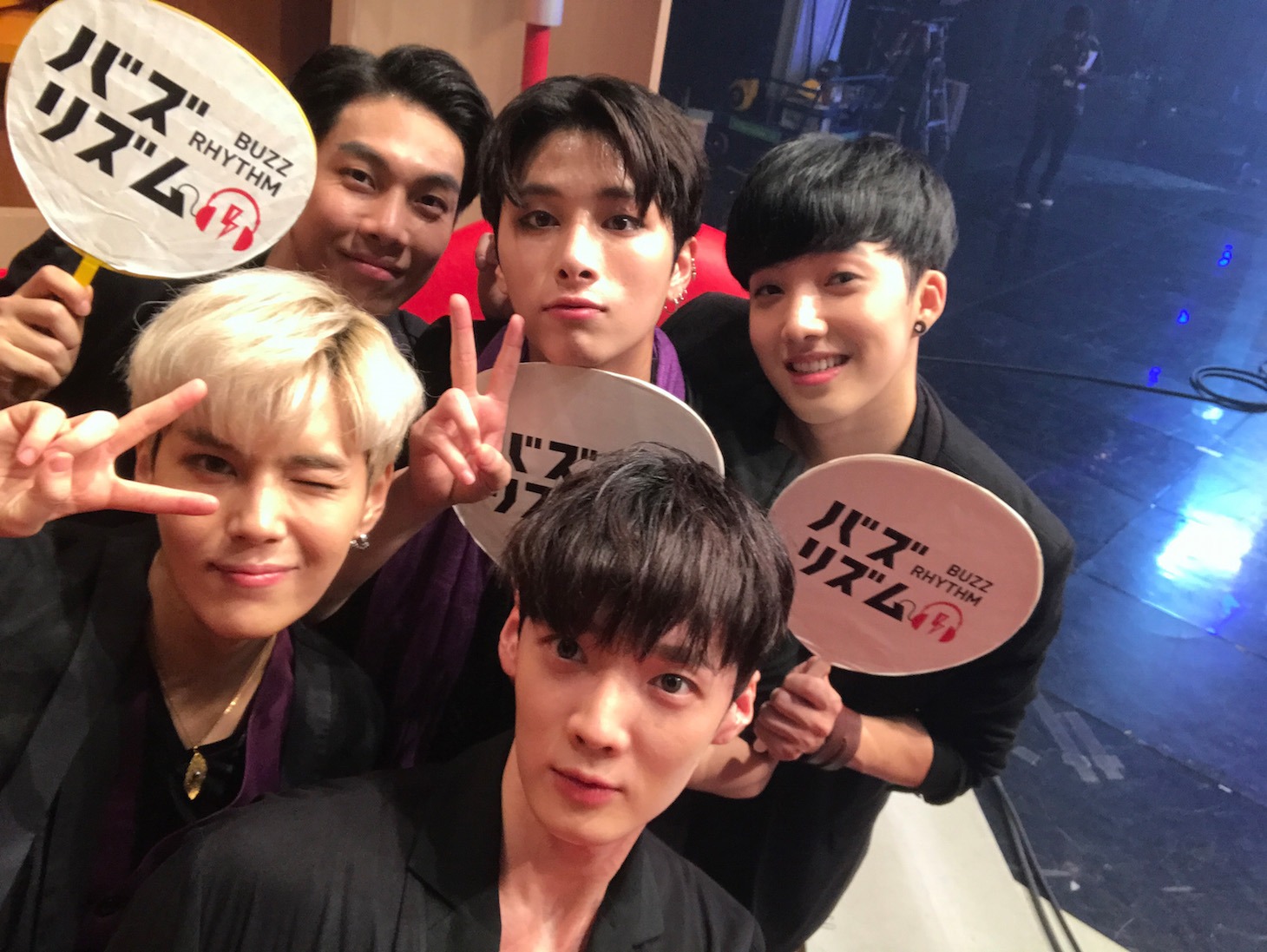 「バズリズム」収録時に撮影されたBoys Republicの自撮り写真。