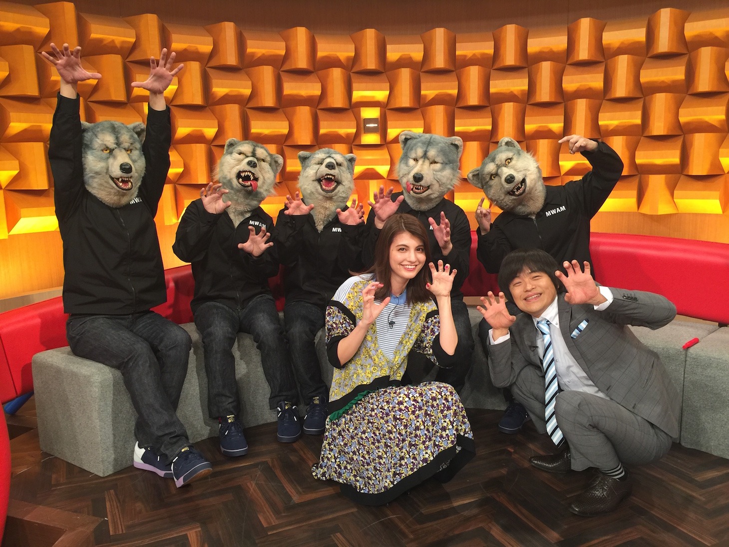 MAN WITH A MISSION（奥）、マギー（手前左）、バカリズム（手前右）。