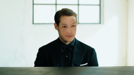 中田ヤスタカ「Crazy Crazy(feat. Charli XCX & Kyary Pamyu Pamyu)」MVのワンシーン。ピアノを演奏する中田ヤスタカ。